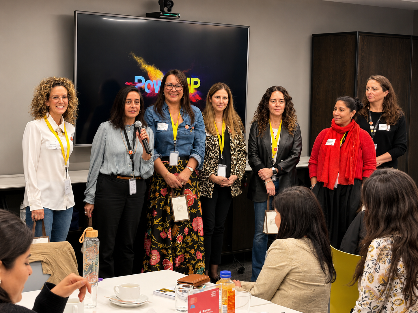Eva Salgado, socia fundadora de Alma Energía, participó en POWER UP de WEC Chile y EY, abordando la importancia del networking estratégico para mujeres líderes.